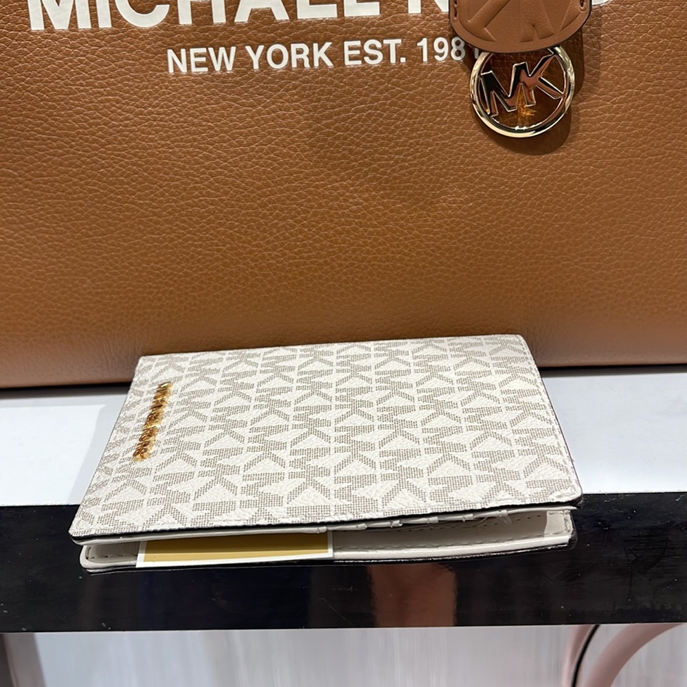 Michael Kors Jet Set Travel Passport Wallet
Light Cream Signature/Golden- NWT - Picture 11 of 16